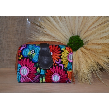 Portmonetka z brązowej skóry z kolorowym kwiatowym haftem.